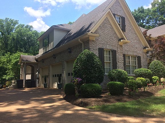 Spacious 3-car garage
