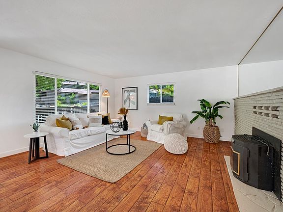 4th image of 463 Maple Avenue