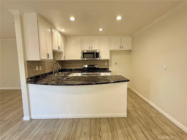19230 Hamlin St — Photo 31