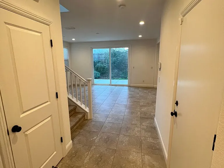 1512 Peony Ln — Photo 3