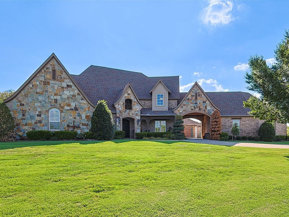 1st image of 737 Manor Dr