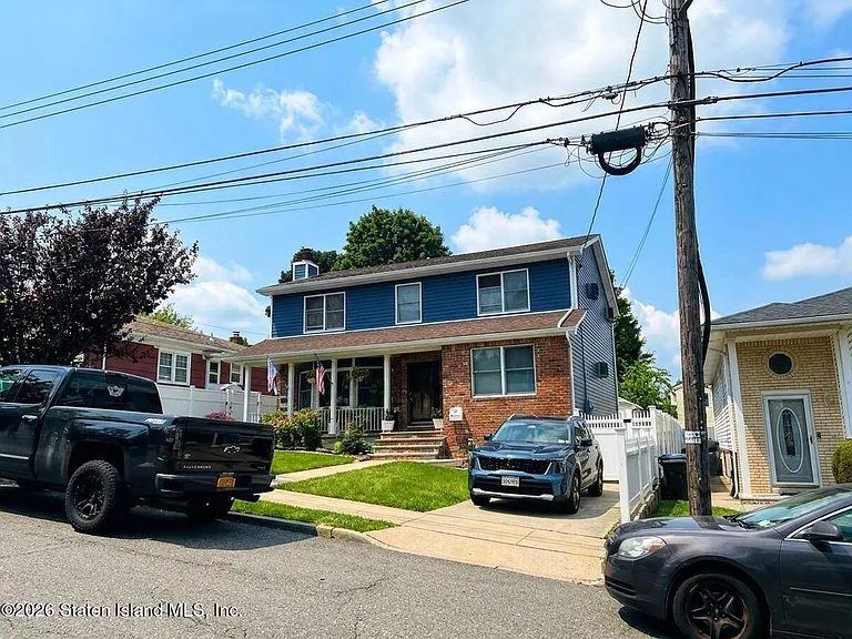 240 Graves St — Photo 1