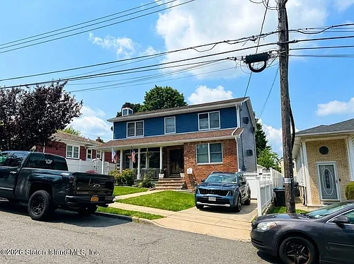240 Graves St Photo 1