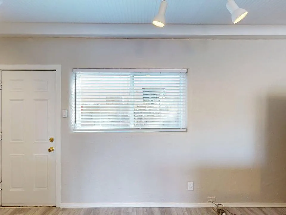 Updated 1 Bed / 1 Bath Apartment w/ Priavte Yard
