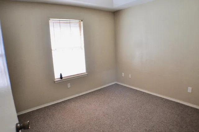916 Parkway Dr — Photo 8