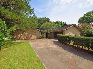 4242 Honey Oaks Dr, Seabrook, TX 77586