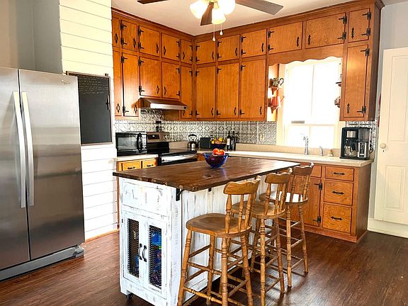 Look at those cabinets tho...
