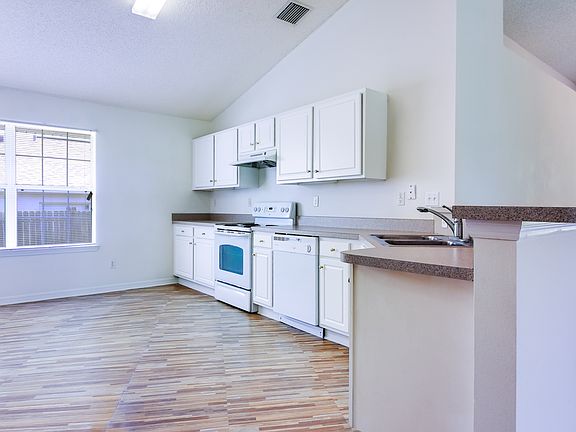 3rd image of 757 Mentmore Cir