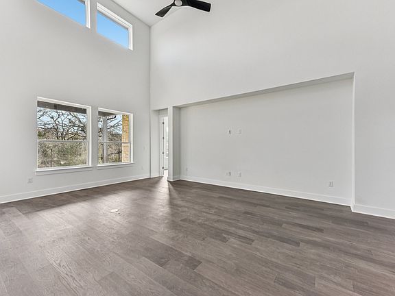 5th image of 211 Shiner St