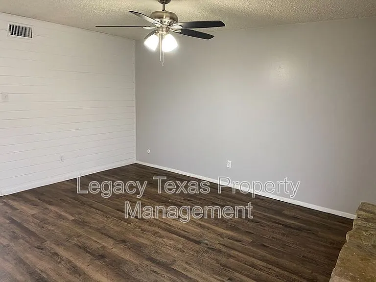 1604 Sun Valley Dr #B — Photo 1