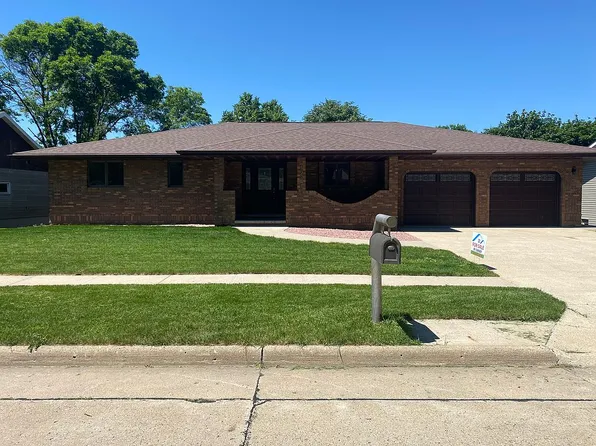 1247 Remer Dr, Le Mars, IA 51031