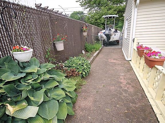 4th image of 244 Lily Pond Ave