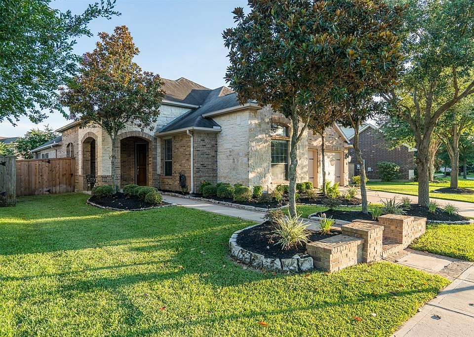 Welcome home to your beautifully landscapped yard with great curb appeal