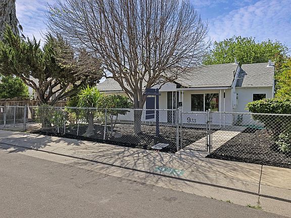 3rd image of 933 S Shasta Ave