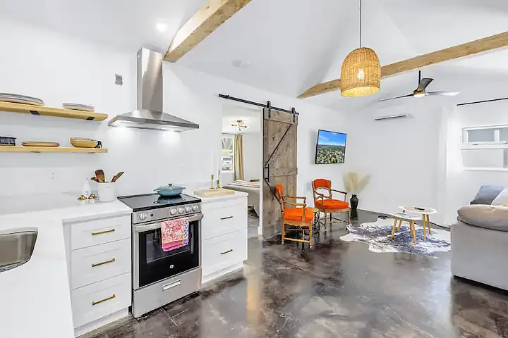 1 bed, 560 sqft, $2,200 — Photo 1
