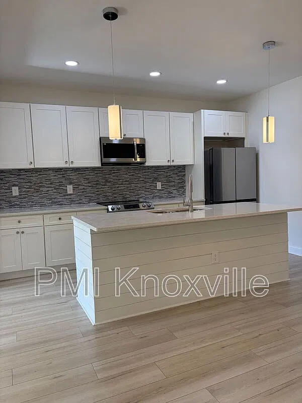 3 bed, 2.0 bath, 1375 sqft, $2,100 — Photo 4