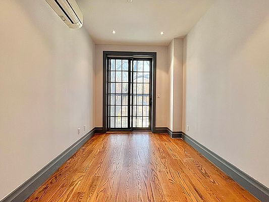 4th image of 264 Sullivan Pl #2E