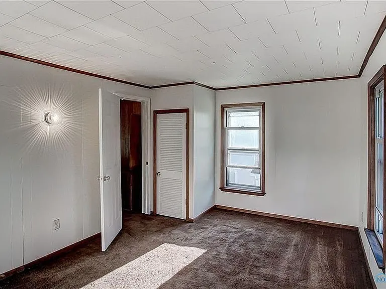121 Leroy Ave — Photo 22