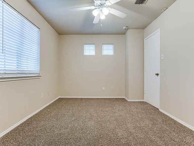 404 Oxford Dr — Photo 23