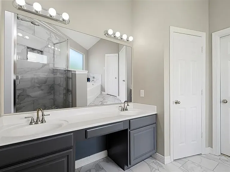 1910 Caroline Ave — Photo 3