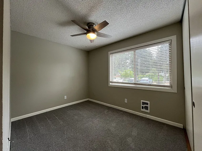 15827 NE Glisan St #1 — Photo 22