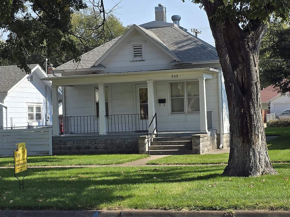 1st image of 909 W 1st St