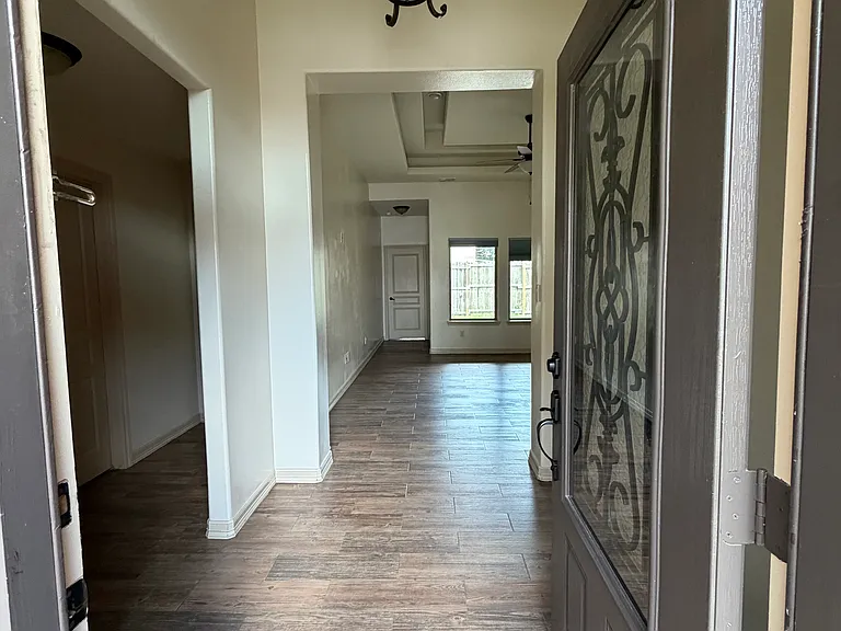 3901 Thunderbird Ave — Photo 5