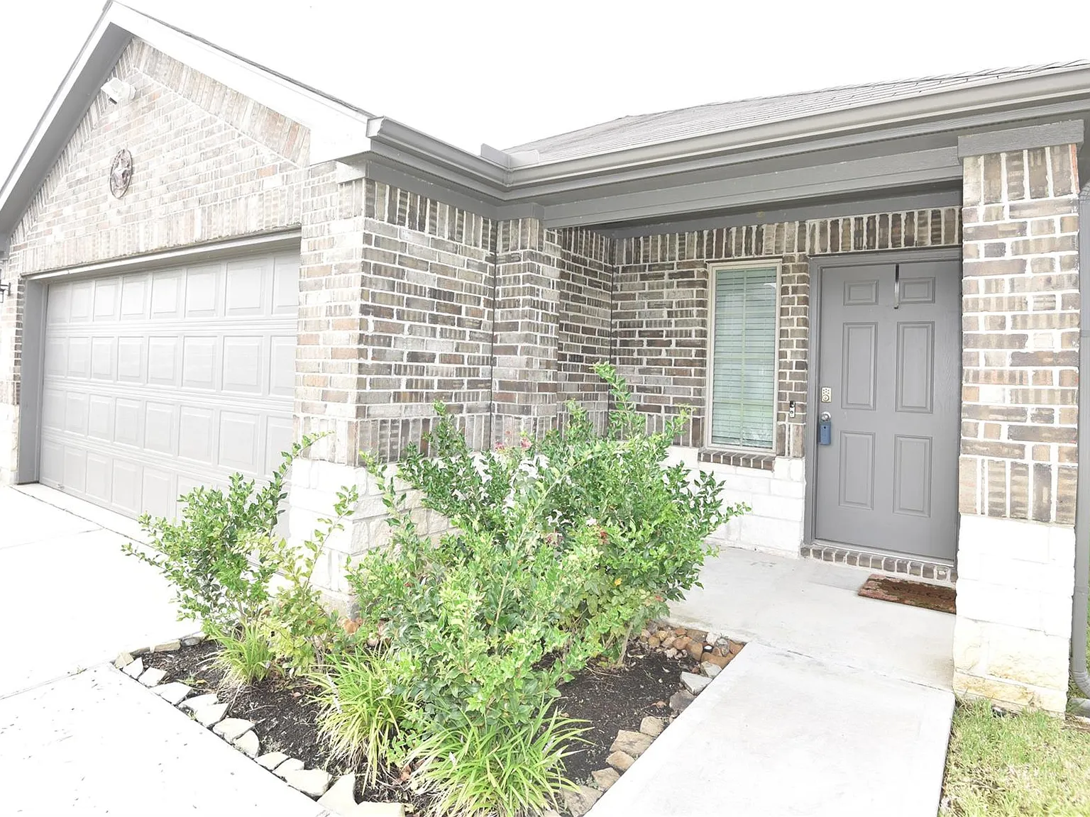3 bed, 2.0 bath, 1372 sqft, $2,100 — Photo 1