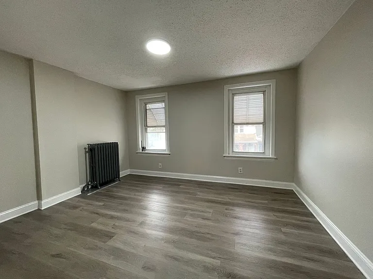 1127 Walnut St — Photo 5