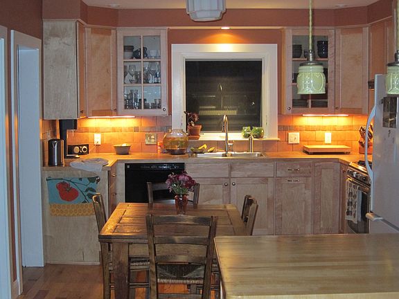 Renovated eat-in kitchen