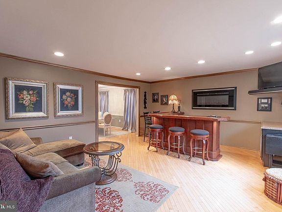 5th image of 33 Brae Bourne Dr