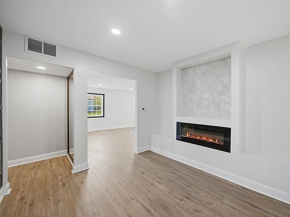 3rd image of 20 Emerson Dr