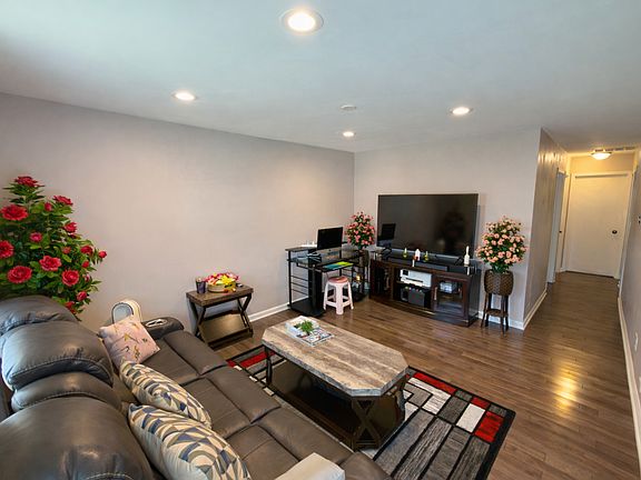 2nd image of 2S460 Cynthia Dr