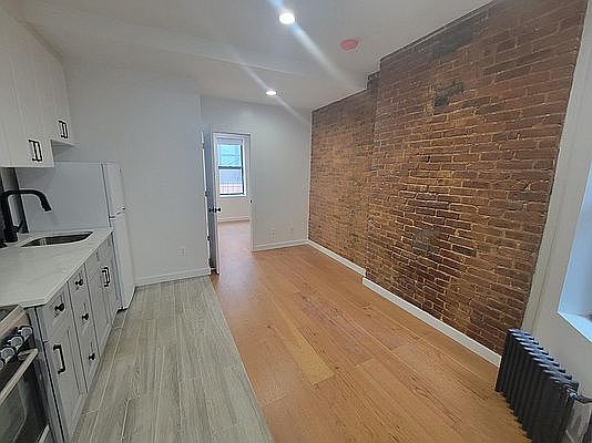 3rd image of 529 W 48th St APT 18A