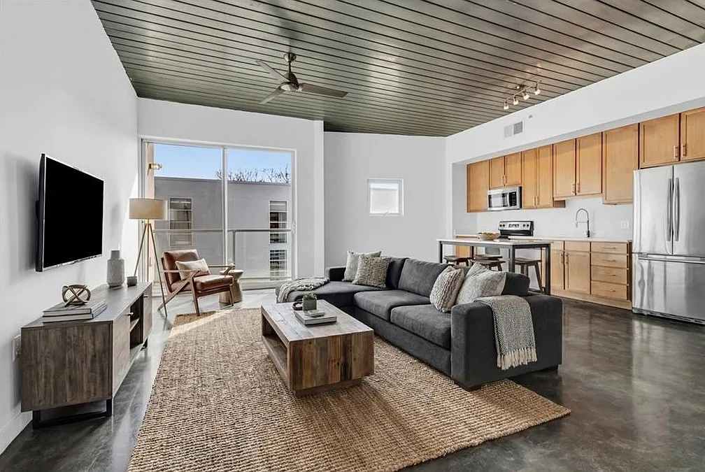 1 bed, 869 sqft, $2,000 — Photo 1