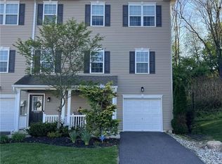 2290 Rising Hill Rd, Whitehall, PA 18052