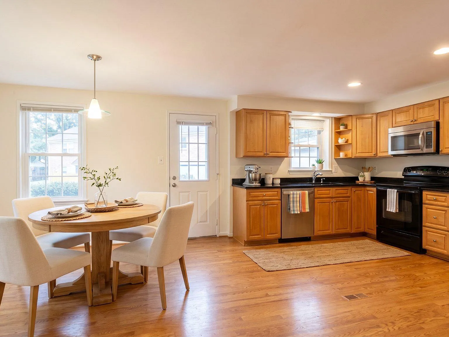 4 bed, 2.5 bath, 1452 sqft, $3,500 — Photo 4