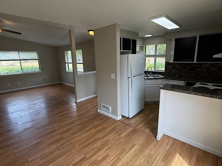 819 Hamelin Ln SE — Photo 10