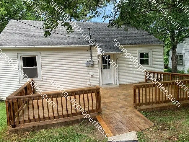 2 bed, 1.0 bath, 884 sqft, $870 — Photo 2