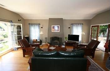 3rd image of 2085 Balmer Dr