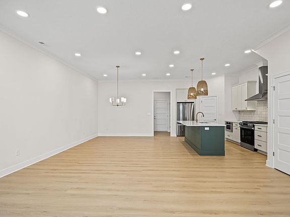 4th image of 136 Parkerwood Ln