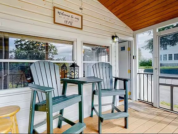 Screen porch seating