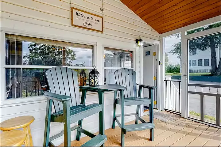 Screen porch seating