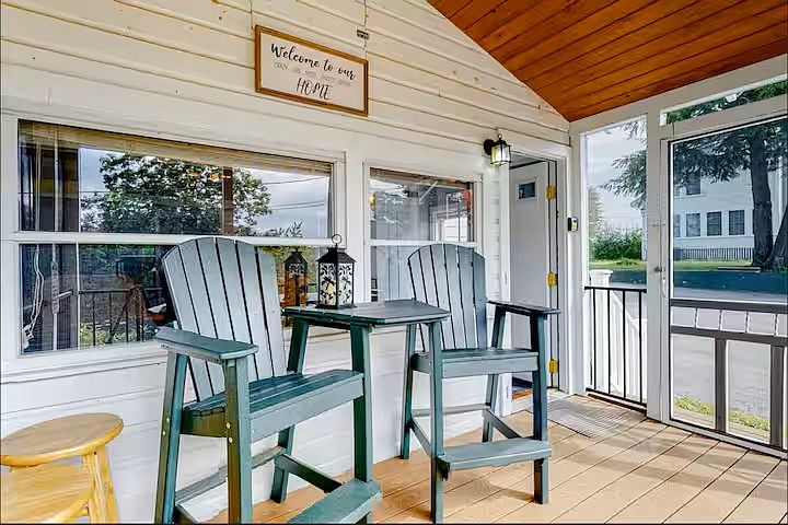 Screen porch seating