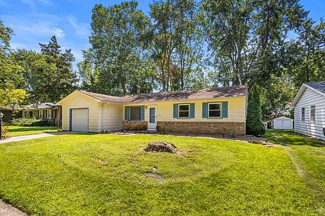 3 bed, 1.5 bath, 1662 sqft, $2,085 — Photo 2
