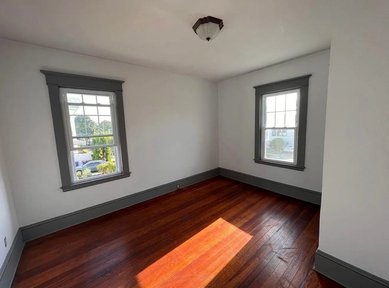 3 bed, 1350 sqft, $2,000 — Photo 3