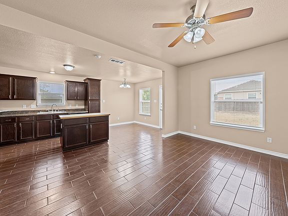 5th image of 912 Coastal Dr