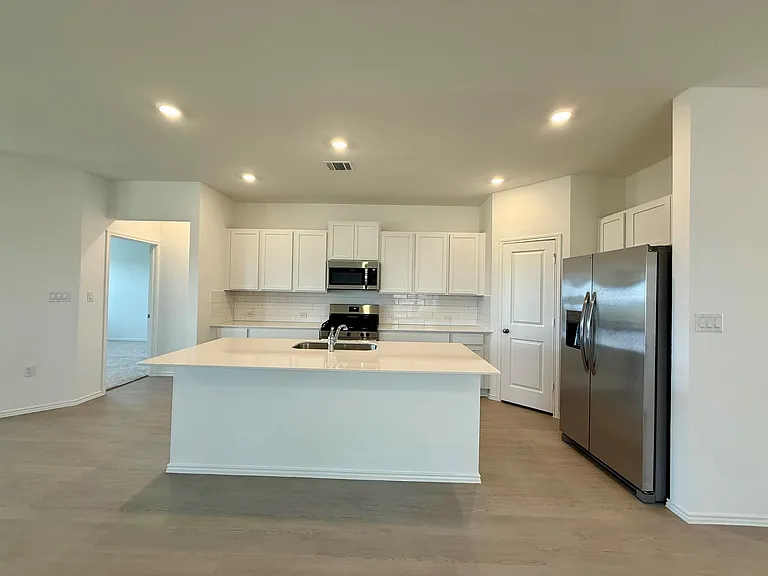 106 Camargue Dr — Photo 8
