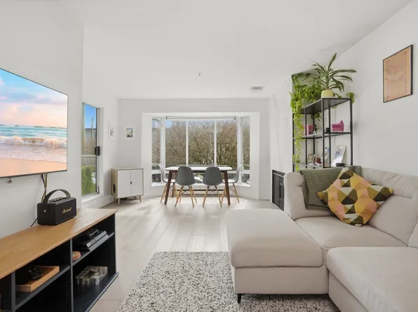 2195 W 5th Ave #202, Vancouver, BC V6K 1S1