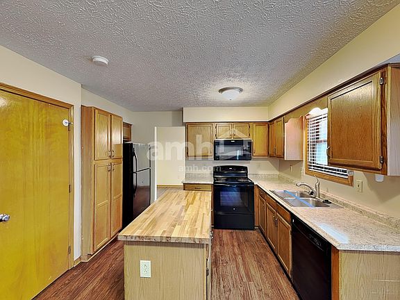 3rd image of 105 Elmwood St